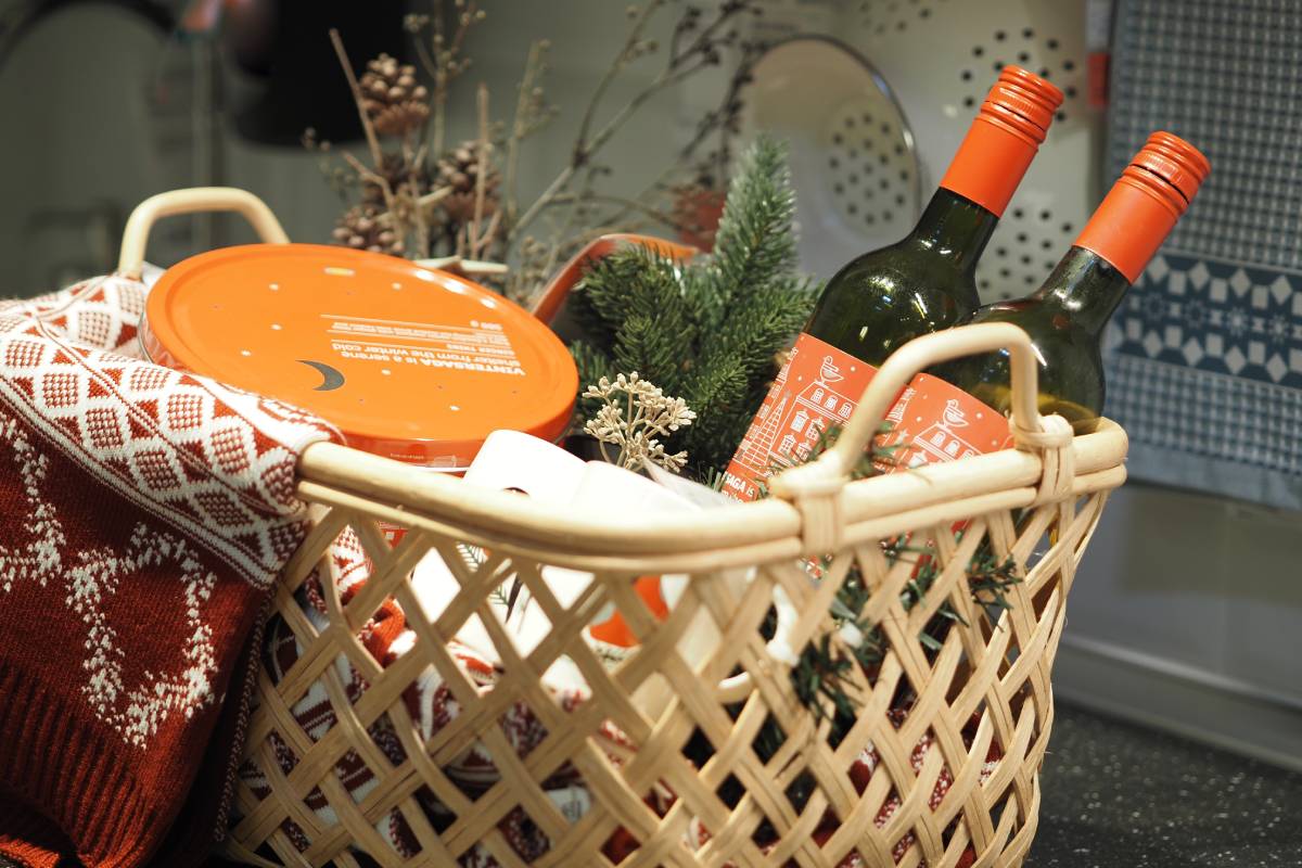 Gift in a basket clGift in a basket close-up. New Year's gift. High quality photo